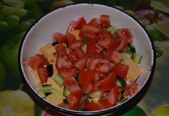  Салат с курицей, овощами и кунжутом